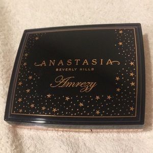 Anastasia Amrezy highlighter